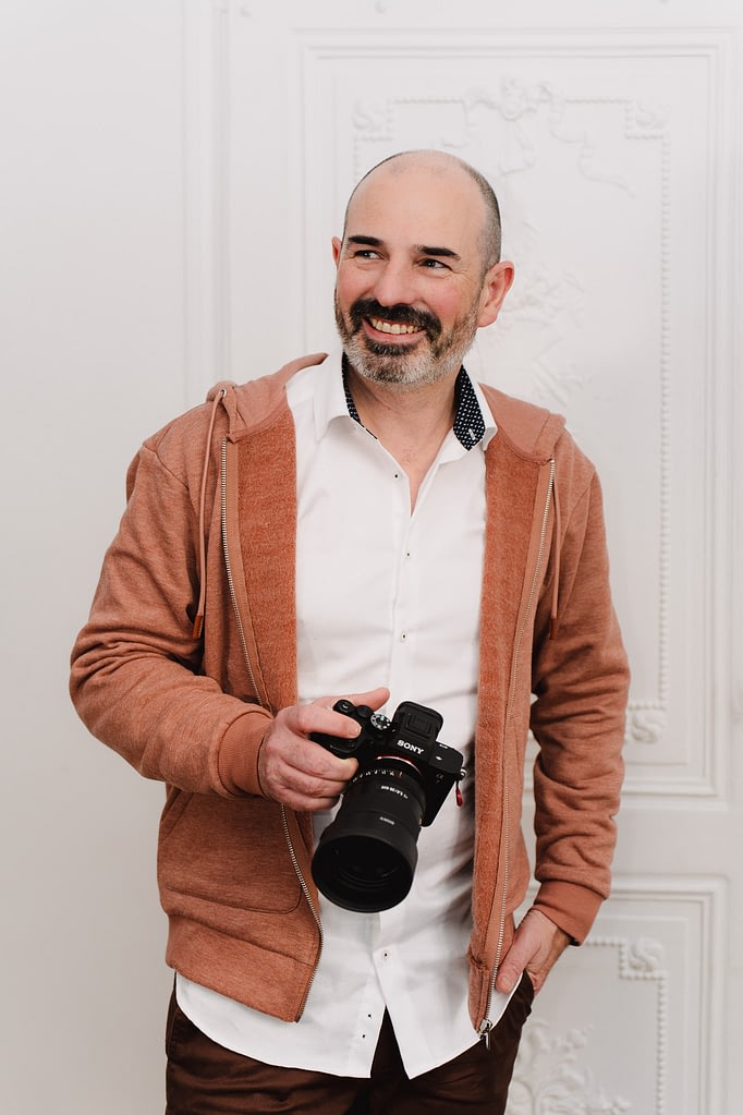 Photographe branding tient son appareil photo